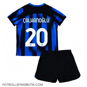 Inter Milan Hakan Calhanoglu #20 Replika Hemmatröja Barn 2023-24 Kortärmad (+ Korta byxor)